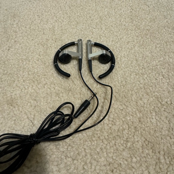 Bang & Olufsen Beoplay A8 Wired Aluminium Earbuds - Picture 2 of 3